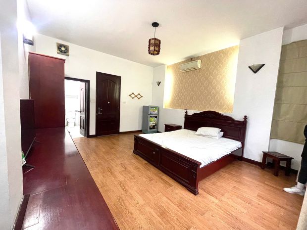 Nhà mình còn 1 căn mặt đường phố mai hắc đế có ban công 6883549