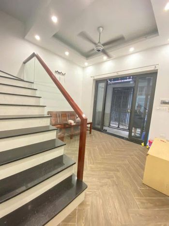 Cho thuê nhà ngõ 147 tân mai,  70m² x 2 tầng, gồm 3 phòng 6887105