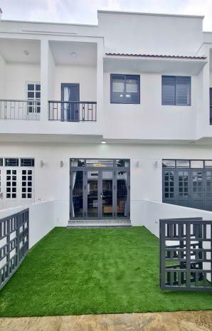 Nhà phố kcn phước đông sổ sẵn sang tên ngay  vy kah 6898234