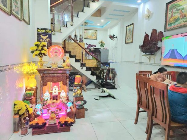 Sát mặt tiền xe hơi q7 
ngang 3.7 x15
4 tấm có 4 tỷ 6900346