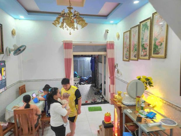 Sát mặt tiền xe hơi q7 
ngang 3.7 x15
4 tấm có 4 tỷ 6900349