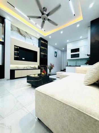Nguyễn đình hoàn 32m x5 tầng-mt 4m,sát phố,ngõ thông-giá 6918210