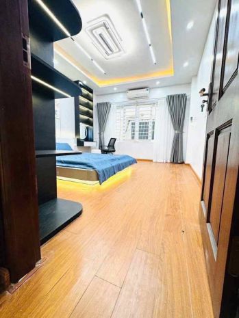 Nguyễn đình hoàn 32m x5 tầng-mt 4m,sát phố,ngõ thông-giá 6918212