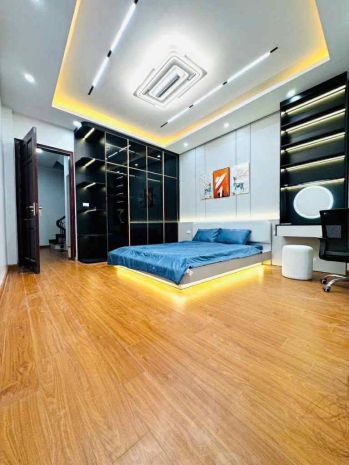 Nguyễn đình hoàn 32m x5 tầng-mt 4m,sát phố,ngõ thông-giá 6918213