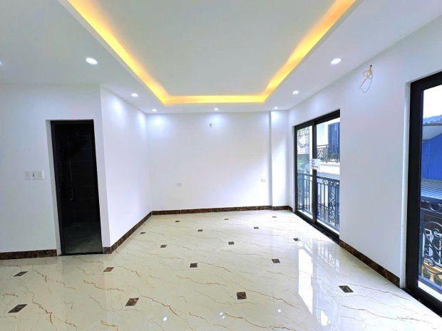 Bán nhà phố hoàng quốc việt 51m2 x 5 tầng, ô tô đỗ cửa, sổ 6923875