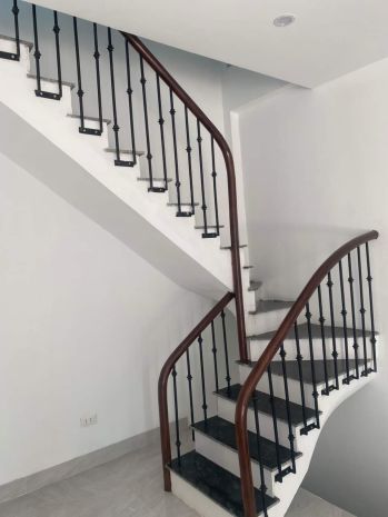 Mình cho thuê nhà mới, hai cửa đi, 99m2_ 5t vỉa hè, minh 6924953