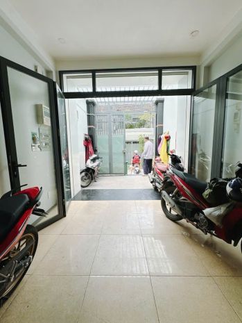 Mặt tiền ngang 3.5 nở 4.5 dài 20m

 - 5 tấm - dòng tiền 6933791