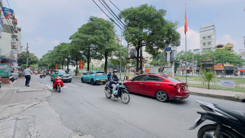 Bán nhà 6 tầng thang máy mới kính kong như ks 5sao oto đỗ 6945666