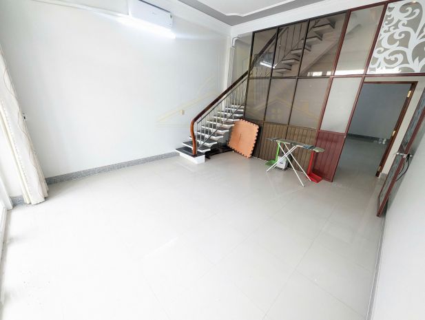 Cho thuê nhà 1 trệt 1 lầu + 1 sân thượng rộng rãi - cmt8 - 6954140