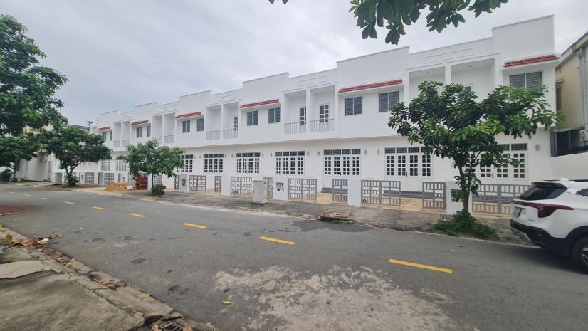 Chỉ với 379 triệu đã sở hữu nhà phố ngay kcn phước đông - 6958415