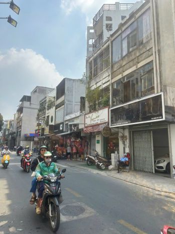 Chính chủ cần bán gấp nhà 1 trệt 2 lầu + sân thượng  đường 6959677