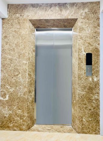 Cho thuê nhà hai cửa đi , thang máy,vỉa hè, 115m2- 5t, chùa 6976079