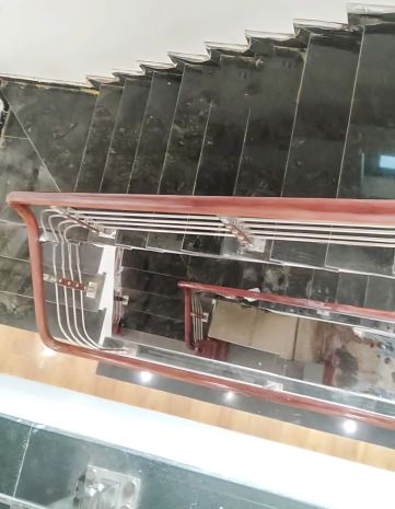 Cho thuê nhà hai cửa đi , thang máy,vỉa hè, 115m2- 5t, chùa 6976082