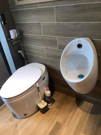 Cho thuê nhà căn góc, thang máy, 117m2_ 5t vỉa hè, mai hắc 6990446