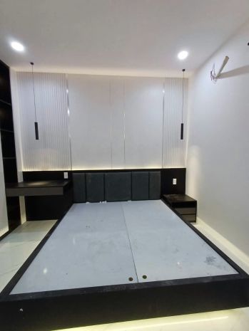 Bán rất gấp mặt tiền cxbh quận 10, dt:4.5x15, t+5l gái 18.5 7019146