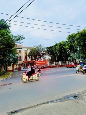 Hẻm xe hơi  sát mặt tiền  sẵn dòng t.iền  84m nở hậu  3 7021321