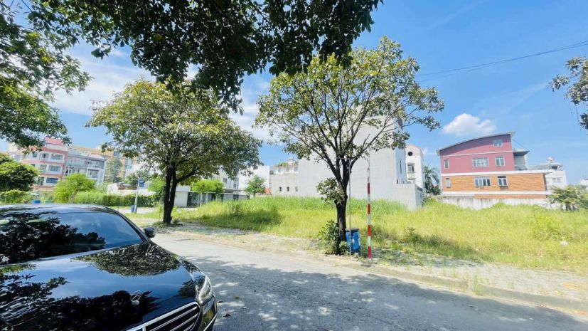 Lô đất góc 2 mặt tiền  vị trí vàng ngay the seasons lái 7089892