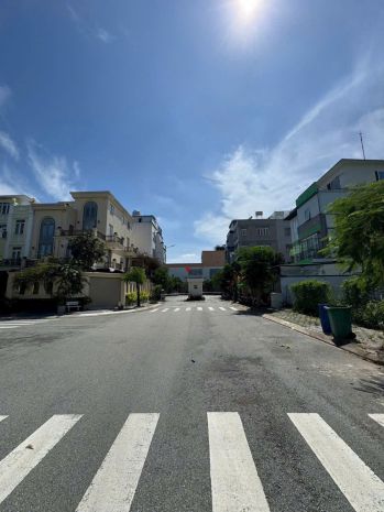 Lô đất góc 2 mặt tiền  vị trí vàng ngay the seasons lái 7089894