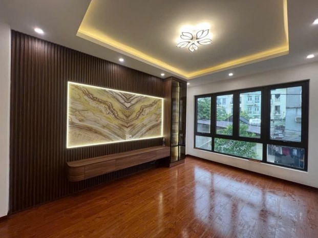 Nhà mới về ở ngay-thang máy-mặt đừờng ô tô tránh -tt quận 7090911