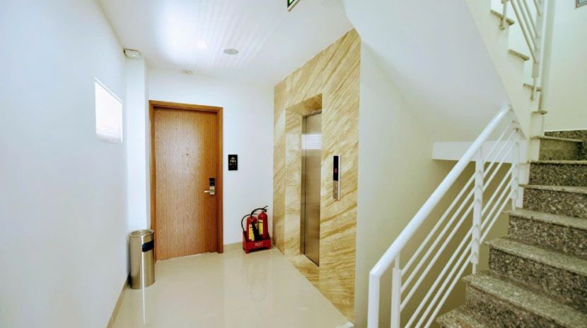 Bán khách sạn hẻm oto phố tây:
cách biển 500m dt: 79,8m2 7095658