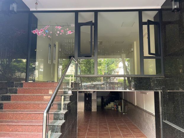 18.12.25.1 cho thuê 6 tầng mặt phố gần cv cầu giấy, có thể 7110767