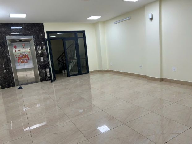 18.12.25.1 cho thuê 6 tầng mặt phố gần cv cầu giấy, có thể 7110768