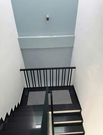 Bán nhà 2 tầng có sân đậu được 2 oto rộng rãi. vĩnh trung - 7166802