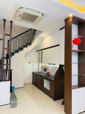 Ngọc thuỵ  dt 32m xây 5 tầng  oto đỗ cổng full nội thất 7194051