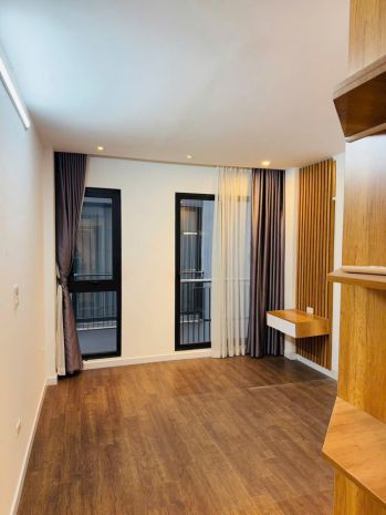 Ngọc thuỵ  dt 32m xây 5 tầng  oto đỗ cổng full nội thất 7194052