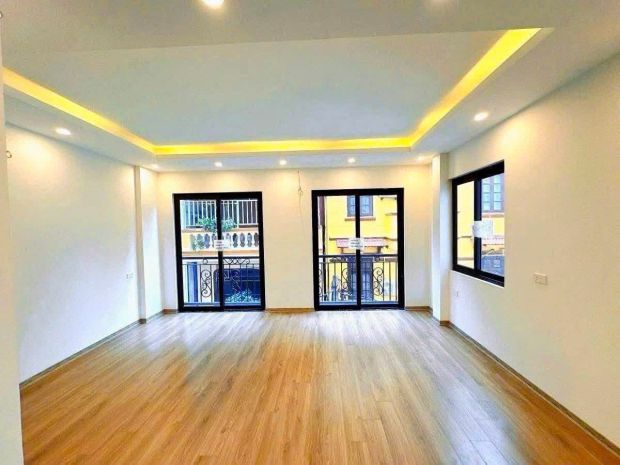 Hoàng quốc việt - lô góc - kinh doanh - ô tô , ngõ thông 7 7202655