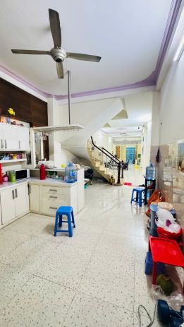 Bán nhà mặt tiền khu tên lửa  đường rộng 10m thông
dtcn 7213234