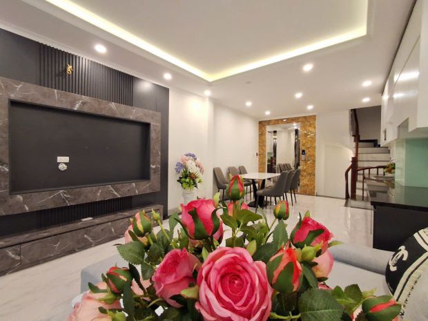 Bán nhà mới ô tô vào nhà phố nguyễn văn linh 45m2 x 6 tầng 7236431