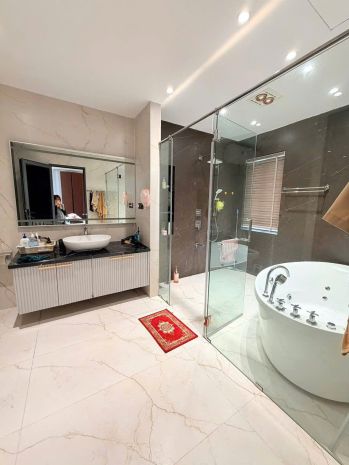 Cho thuê biệt thự cao cấp  bể bơi trong nhà  thang máy  f 7339025