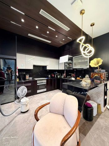 Cho thuê biệt thự cao cấp  bể bơi trong nhà  thang máy  f 7339032