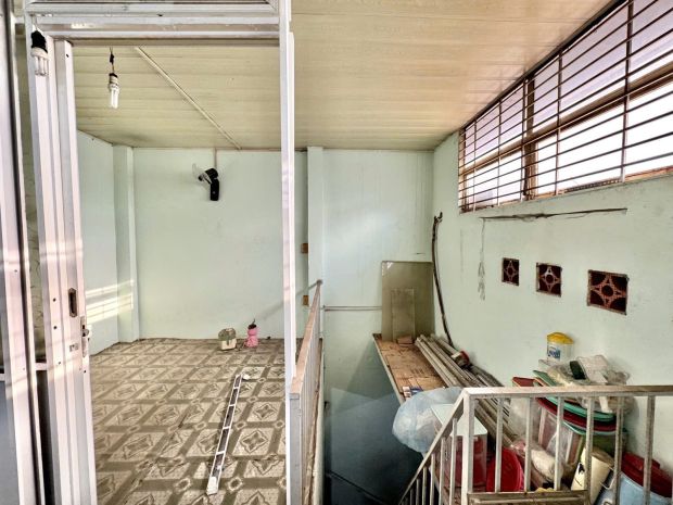 Mặt tiền phó đức chính  ngang gần 5m  xe hơi vào nhà 7340430