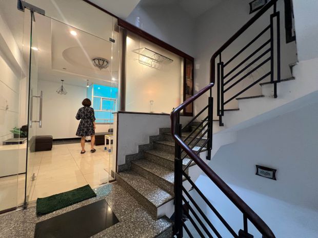 Ford raptor ngủ trong nhà  hẻm nhựa 7m có vỉa hè  trung 7374737