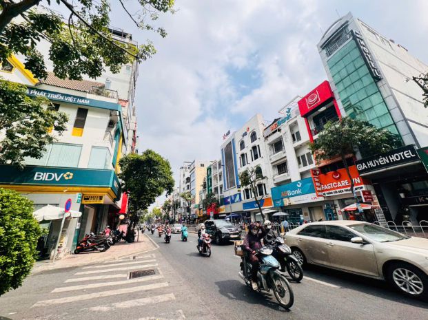 Bán khách sạn 8 tầng mặt tiền khánh hội, quận 4- dt 4m*18m- 7389177