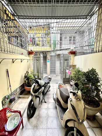 Giáp q1  nhà 2 tầng 4pn  chính chủ lâu đời  thương lượng 7389857