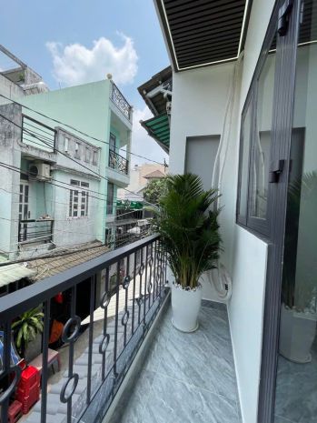 5 tỷ. bình tân. lê văn quới , hẻm thông , xe hơi đổ cửa. 7399853