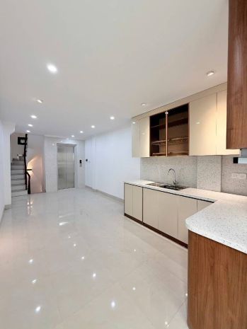 Nguyễn khang 36m x7 tầng thang máy 13,6 tỷ gần phố,vf3 đỗ 7407770