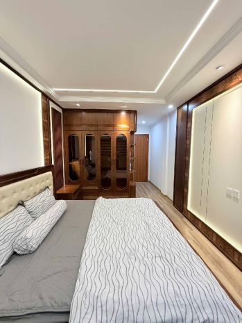 Nguyễn khang 36m x7 tầng thang máy 13,6 tỷ gần phố,vf3 đỗ 7407771