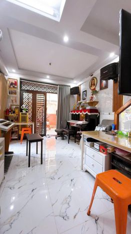 Nhà đep q4. can goc mat tien duong so. 2 tang . chi 5 ty 7422355