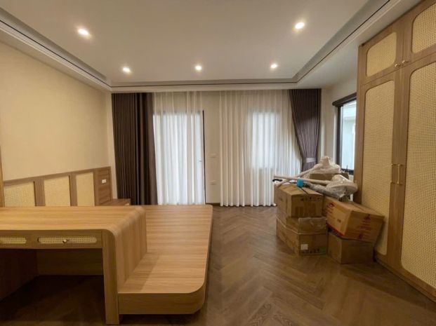 Cần bán nhà trung tâm ngọc lâm 7,5 tầng có thang máy,gần 7422752