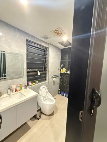 Cần bán nhà trung tâm ngọc lâm 7,5 tầng có thang máy,gần 7422754