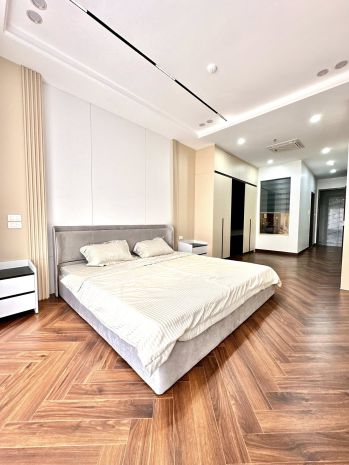 Phố trung kính nhà xây mới kính koong 55m 7t thang máy 7427709