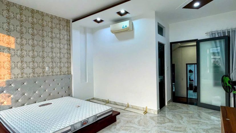 Bán nhà 4 tầng đường hoà phú 9 trục đường 7,5m thông tô 7435937