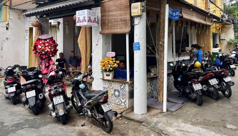 Sang quán cafe xinh góc 2 mặt tiền núp hẻm ngay ngã tư 7457023