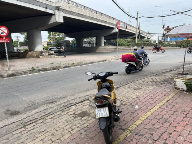 Cho thuê nhà xưởng 1300m2 giá 75trth, khách chành xe hết 7509922