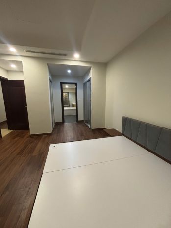Cho thuê căn hộ r1 royal city- 150m2, 3 pn, nội thất mới 7512710