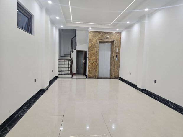 Mới kính koong phố hoàng hoa thám 50m 7t thang máy giá 15,8 7518650